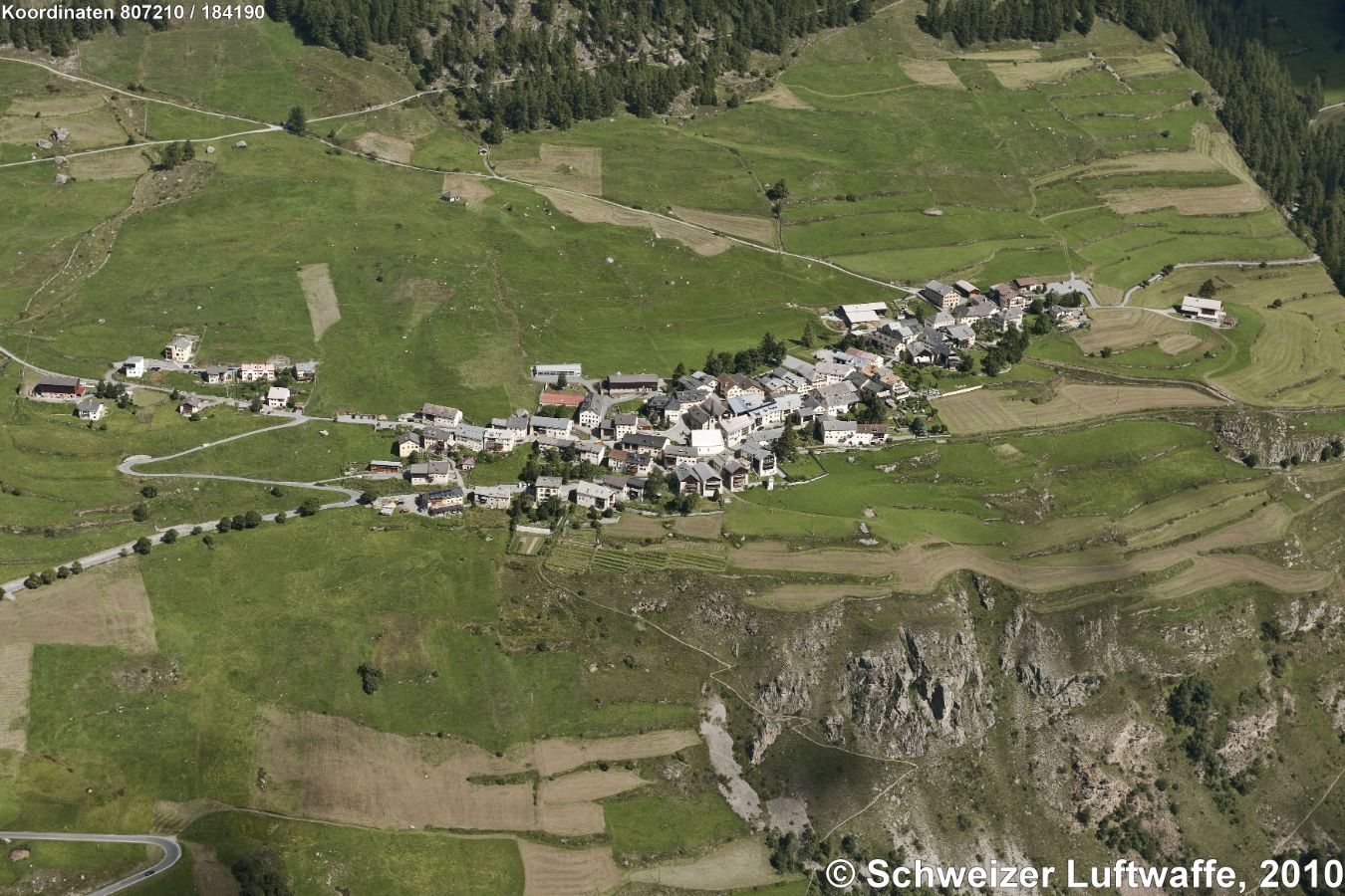 Guarda im Unterengadin, Trägerin des Wakkerpreises 1975 (Position: 2'807'196.40, 1'184'097.73). Vor allem auf der linken Bildseite: diverse vergandende und vergandete ehemalige Nutzflächen; rechts unterhalb und oberhalb des Dorfes: kleinräumige, landwirtschaftliche Nutzflächen (Subsistenz-Wirtschaft).